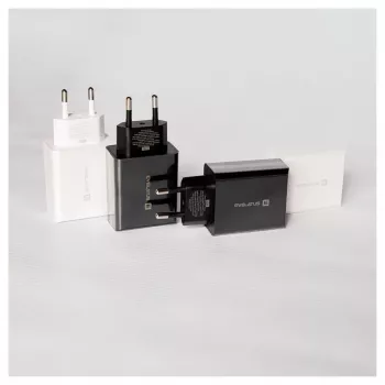 EVELATUS Carregador de viagem tomada EU 3 portas 32W USB-C / USB-A2 ETC06 preto