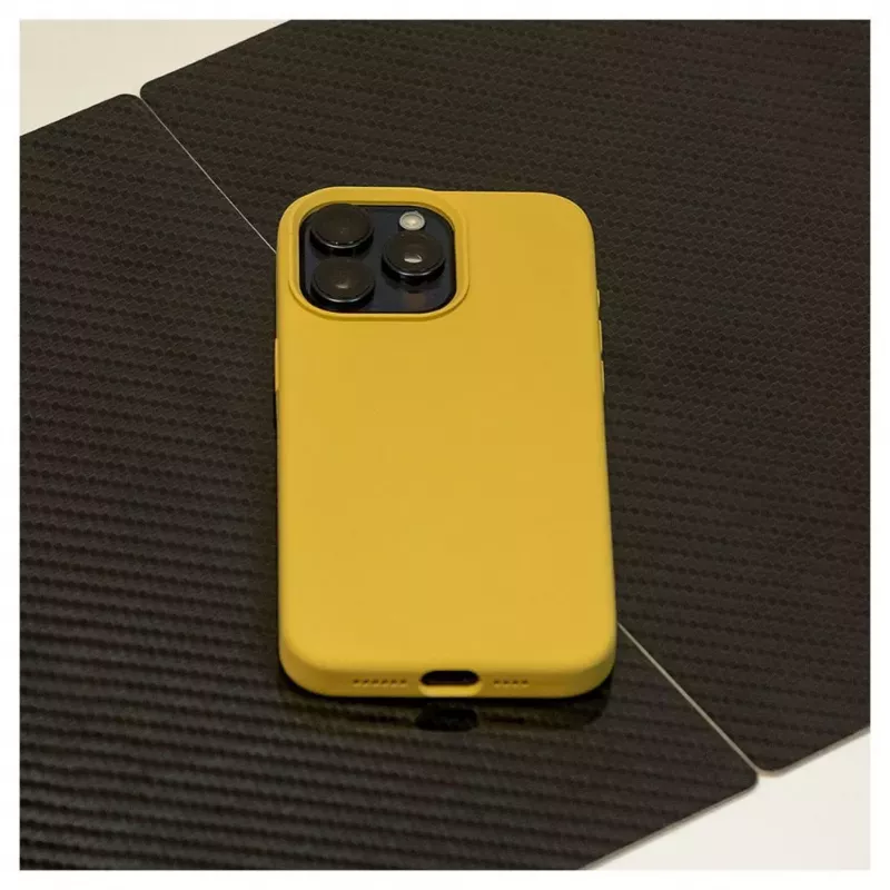 Capa de silicone Premium Soft Touch Evelatus para Apple iPhone 15 Pro dourada