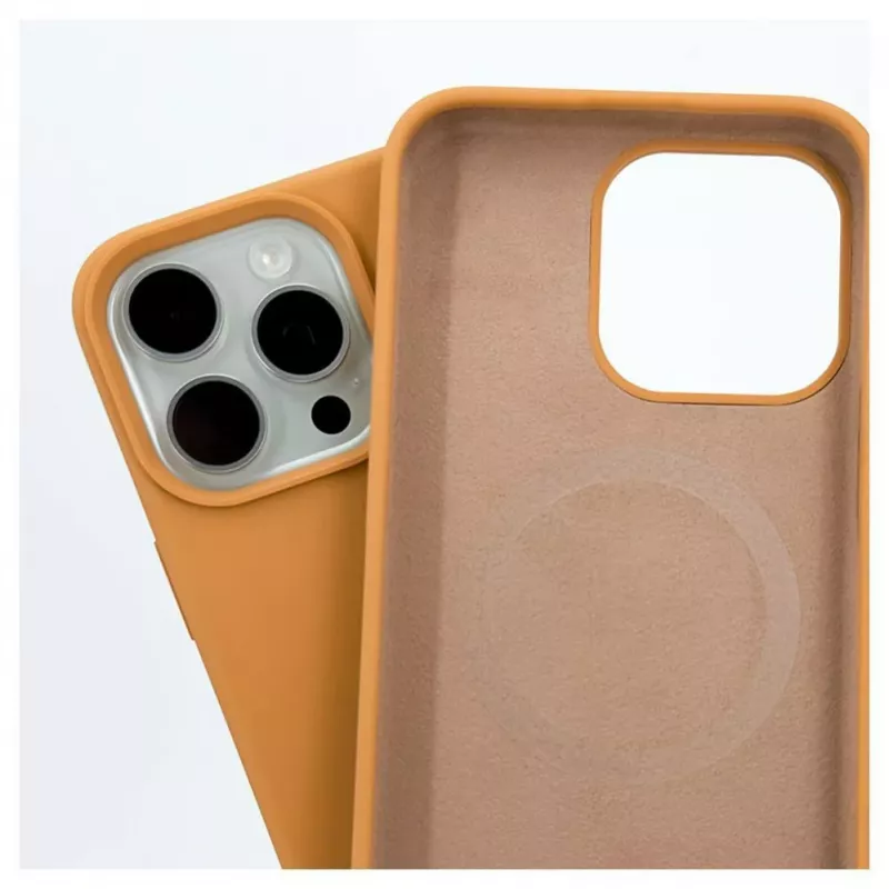 Capa de silicone Premium MagSafe Soft Touch Evelatus para Apple iPhone 15 Pro dourada