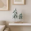LEAN Composição de árvore de Natal decorativa em tronco coberto de neve, 34 x 28 cm