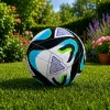 LEAN TOYS Bola de futebol de treino para relvados, preta e azul, 22 cm, tamanho 5