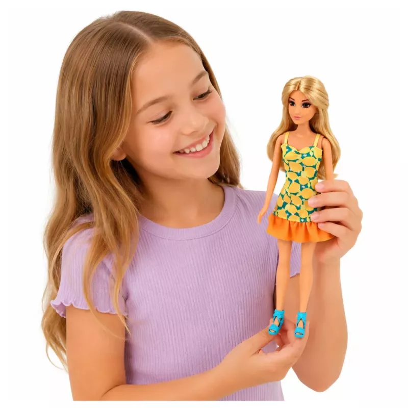 LEAN TOYS Boneca Anlily em vestido amarelo com gatinho, móveis de jardim, chapéu de sol acessórios