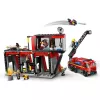 Brinquedo de construção LEGO City Quartel dos Bombeiros com veículo de escada giratória 60414 — 843 peças, 5 minifiguras, 220×320×140 mm