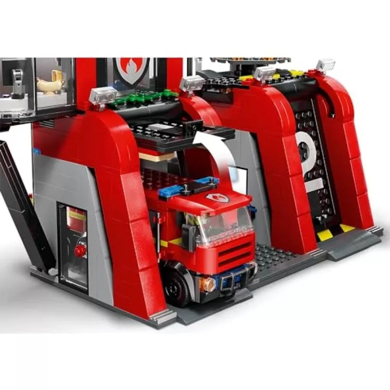 Brinquedo de construção LEGO City Quartel dos Bombeiros com veículo de escada giratória 60414 — 843 peças, 5 minifiguras, 220×320×140 mm