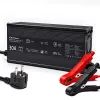 Carregador de baterias LiFePO4 Qoltec 12V 30A com indicadores LED e carregamento inteligente em 3 fases