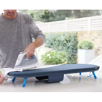Tábua de passar dobrável de mesa Joseph Joseph Pocket Plus com capa avançada, azul