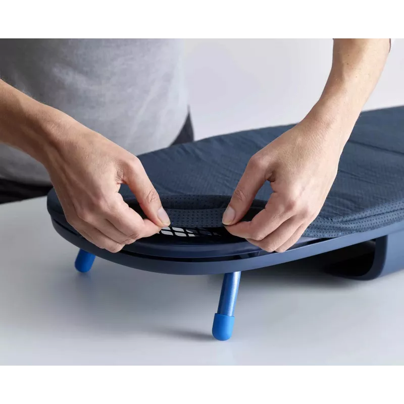 Tábua de passar dobrável de mesa Joseph Joseph Pocket Plus com capa avançada, azul