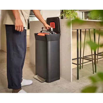 Compactador de lixo Joseph Joseph Titan 30L preto