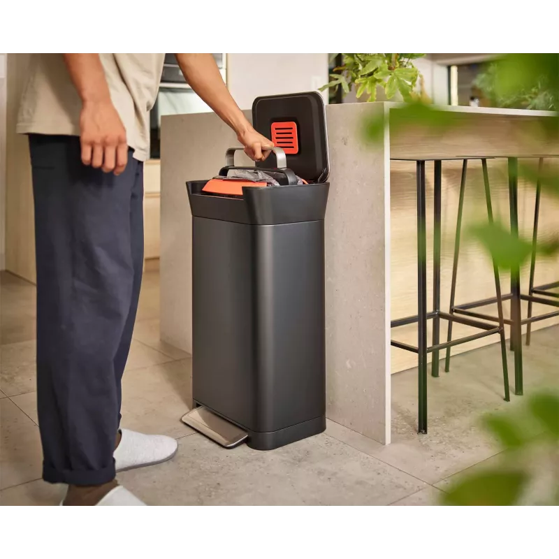 Compactador de lixo Joseph Joseph Titan 30L preto