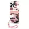 Guess Camo Strap Collection Capa rígida para Apple iPhone 13 Pro / iPhone 13, Rosa