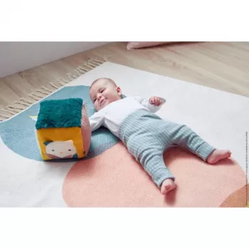 Kaloo Stimuli Cubo de Atividades Sensorial - Cubo de Pano Multicolorido para Bebés com Chocalho, Papel Crepitante, Espelho e Mordedor