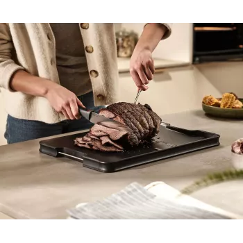 Joseph Joseph Cut&Carve Plus tábua de corte grande preta com espigões integrados para segurar a carne