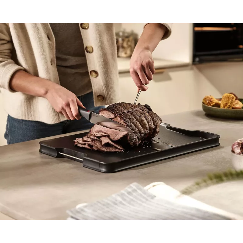Joseph Joseph Cut&Carve Plus tábua de corte grande preta com espigões integrados para segurar a carne