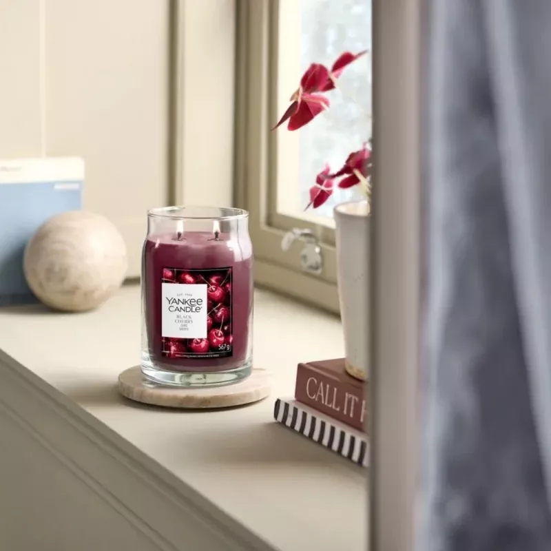 Yankee Candle Signature Black Cherry vela em frasco grande 567g