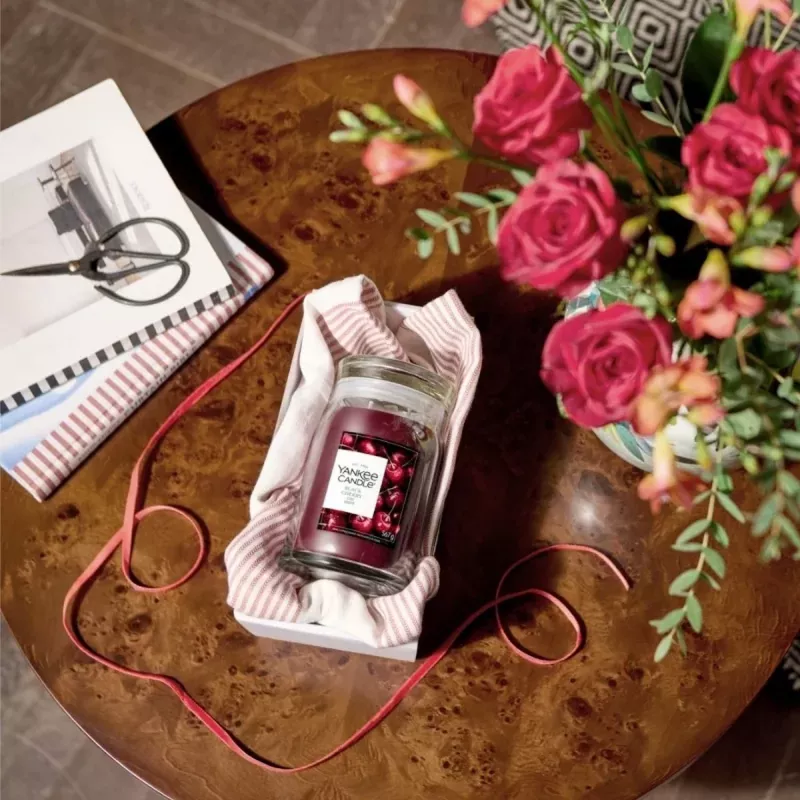 Yankee Candle Signature Black Cherry vela em frasco grande 567g