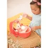 Conjunto de boneca Lilliputiens Lena com cesto de transporte, fralda de aconchego e biberão