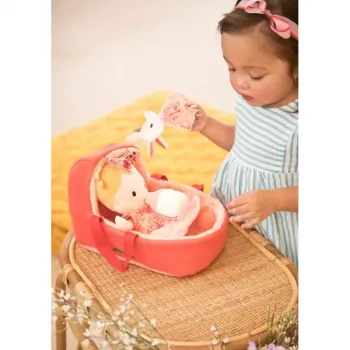 Conjunto de boneca Lilliputiens Lena com cesto de transporte, fralda de aconchego e biberão