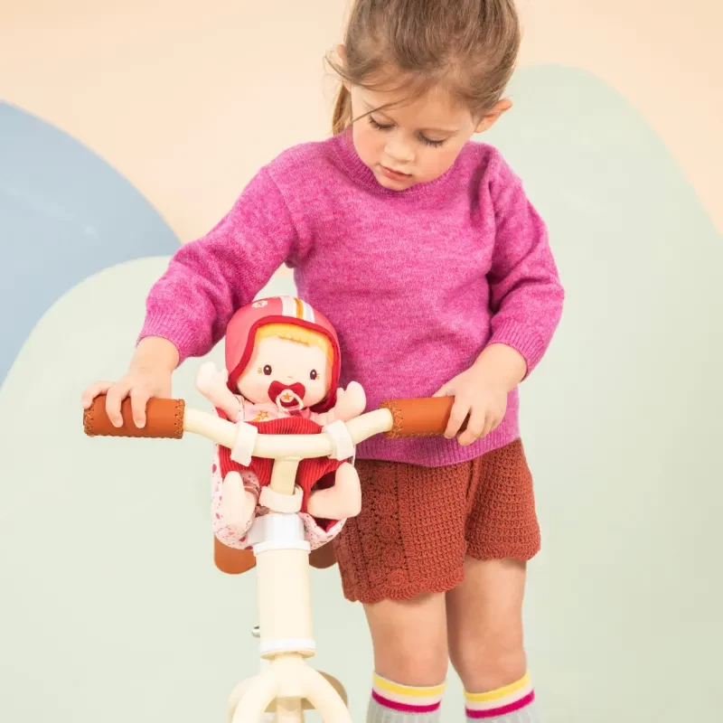 Lilliputiens boneca Lena em cadeirinha de bicicleta com fralda de peluche e capacete 18m+