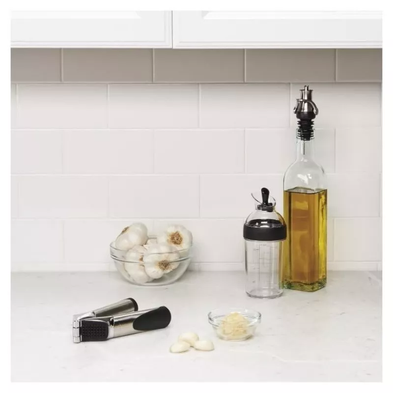 Misturador de molhos para salada OXO Good Grips 236 ml preto