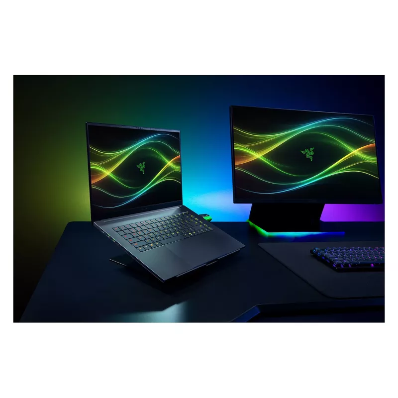 Razer Blade 16 - ecrã OLED QHD+ 240Hz de 16 polegadas, Intel Core Ultra 9 386H, 32GB RAM, 2TB SSD, NVIDIA GeForce RTX 5090, Windows 11