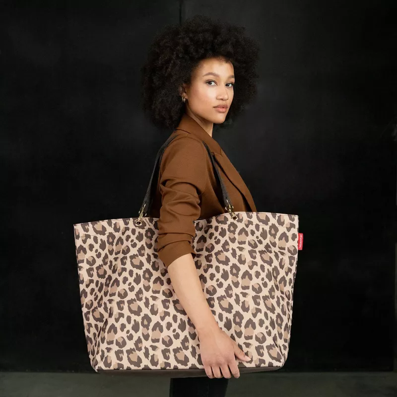 Reisenthel Shopper XL Leo Macchiato – saco de compras grande em PET reciclado com padrão leopardo, 35 L