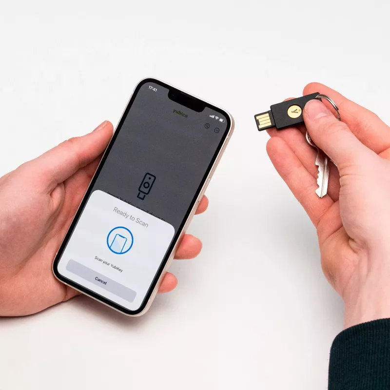 Chave de segurança YubiKey 5 NFC pack de 2 (preto/dourado, USB-A e NFC)