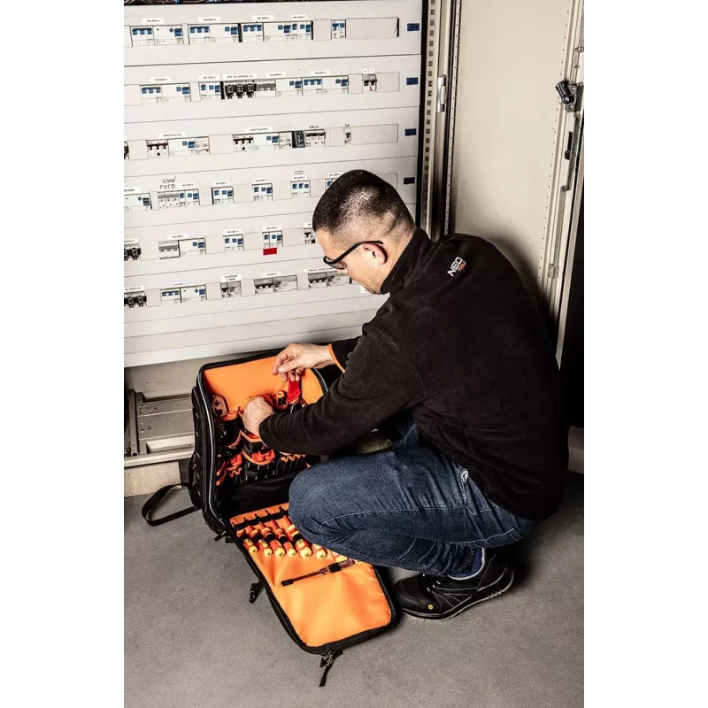 NEO TOOLS Mochila de eletricista 31 peças, 30 ferramentas isoladas, poliéster 600D resistente, base impermeável, carga 15 kg, preto/vermelho