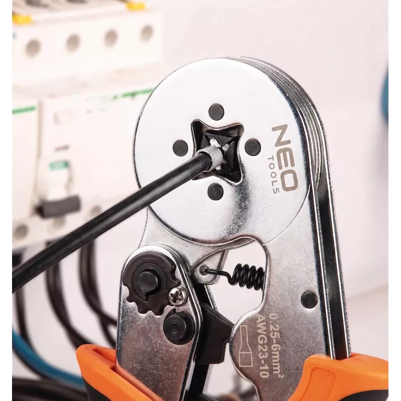 NEO Tools Alicate de cravar autoajustável para terminais 0,25-6 mm² (AWG 23-10), cravação quadrada, punho ergonómico de dois componentes, 200 mm