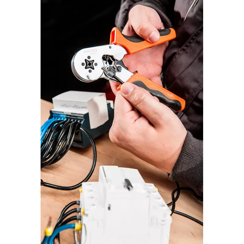 NEO Tools Alicate de cravar autoajustável para terminais 0,25-6 mm² (AWG 23-10), cravação quadrada, punho ergonómico de dois componentes, 200 mm