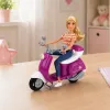 LEAN TOYS Anlily Boneca de viagem em trotinete com óculos, suporte para telemóvel e acessórios