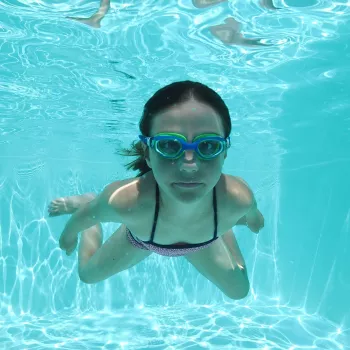SCHILDKROT óculos de natação junior Capri, azul/verde, antiembaciamento, lentes de policarbonato resistentes a estilhaços, banda ajustável, 1 par (940055)