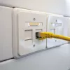 IT-BUDGET Cabo de patch premium cobre maciço Cat.6A com cabo bruto Cat.7 600 MHz isento de halogéneos PoE+ 10Gbit amarelo 0,25 m 90ITB6A7PK025Y