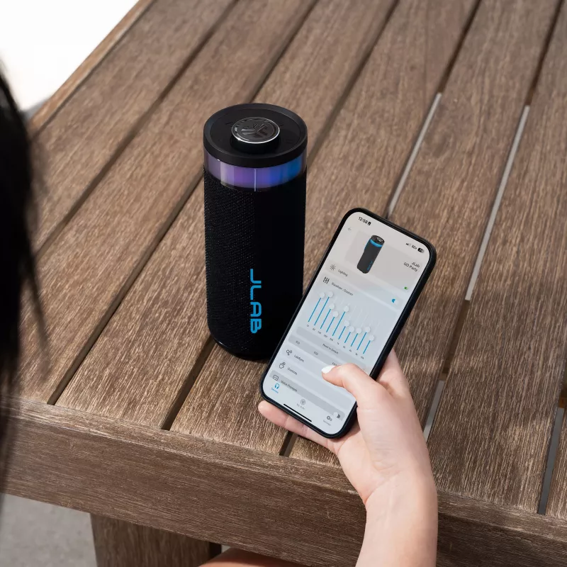 Altifalante Bluetooth portátil JLab Go Party com potência de saída de 20W, resistência à água IPX6, bateria de 15 horas, microfone integrado, modos de luz, preto