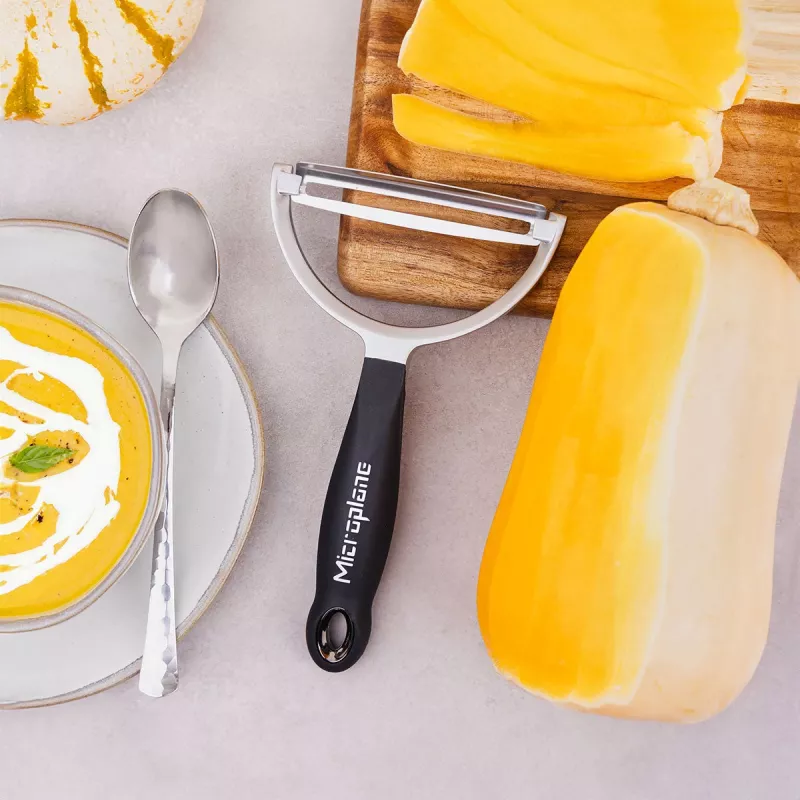 Descascador Microplane Peeler XL com lâmina de aço inoxidável cirúrgico, cabo ergonómico soft-touch, removedor de olhos de batata integrado, preto