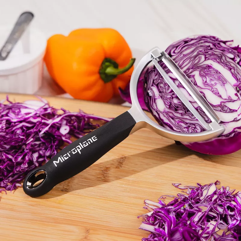 Descascador Microplane Peeler XL com lâmina de aço inoxidável cirúrgico, cabo ergonómico soft-touch, removedor de olhos de batata integrado, preto