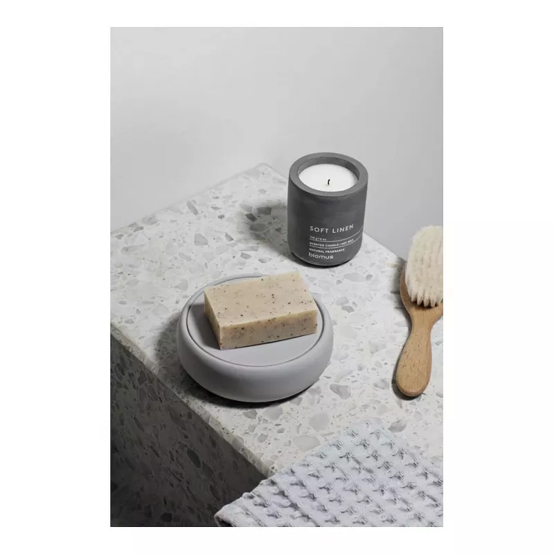 Vela perfumada BLOMUS FRAGA sândalo mirra 8 cm cinzento