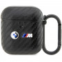 Capa BMW BMA2WMPUCA2 Carbon Double Metal Logo para Apple AirPods 1/2, preta