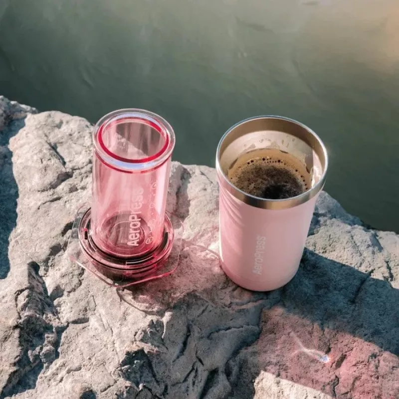 Cafeteira AeroPress Go Plus com copo térmico rosa 475 ml