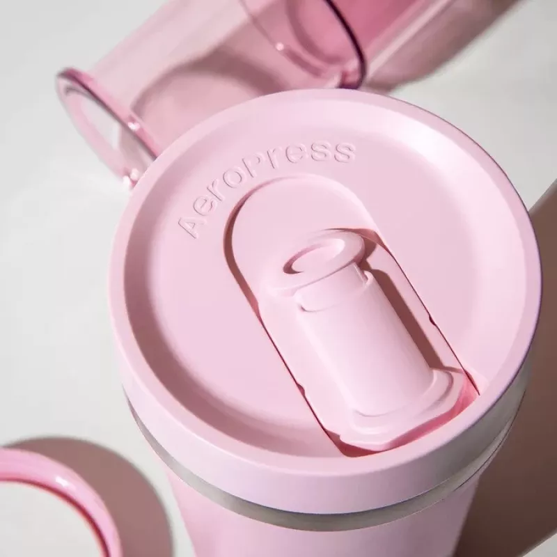 Cafeteira AeroPress Go Plus com copo térmico rosa 475 ml