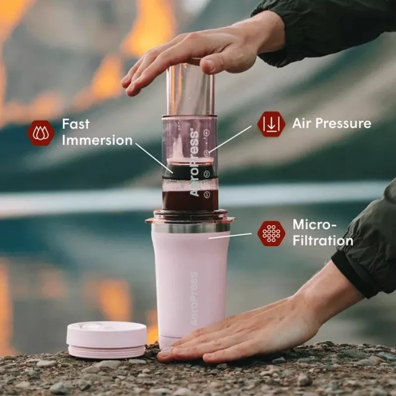 Cafeteira AeroPress Go Plus com copo térmico rosa 475 ml