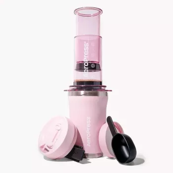 Cafeteira AeroPress Go Plus com copo térmico rosa 475 ml