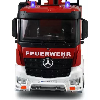 Camião de bombeiros com escada giratória Mercedes-Benz Amewi 1:18 RTR 2,4GHz com jato de água