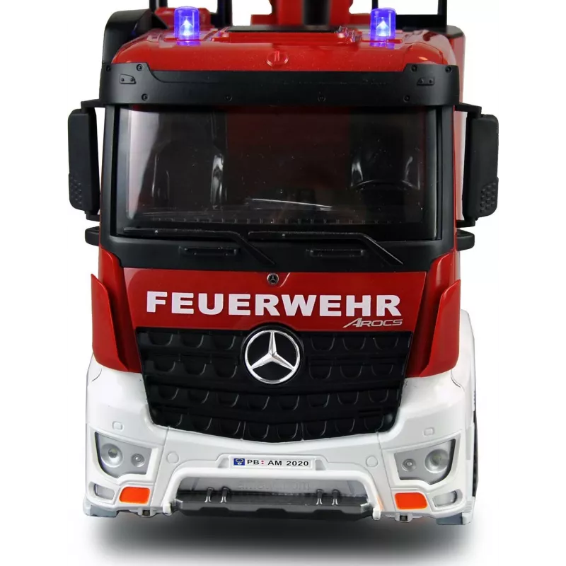 Camião de bombeiros com escada giratória Mercedes-Benz Amewi 1:18 RTR 2,4GHz com jato de água