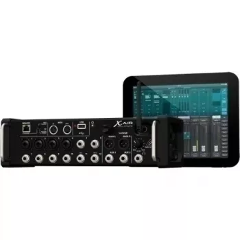 Mesa de mistura Behringer XR12 12 canais preto