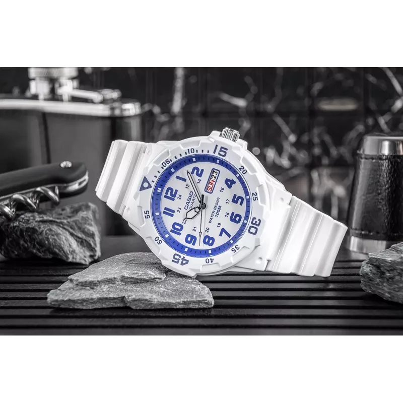 Relógio de homem CASIO MRW200HC7B2VD quartzo analógico com indicação de data e dia da semana, 100 m de resistência à água, bracelete de resina, mostrador branco, luneta azul/vermelha
