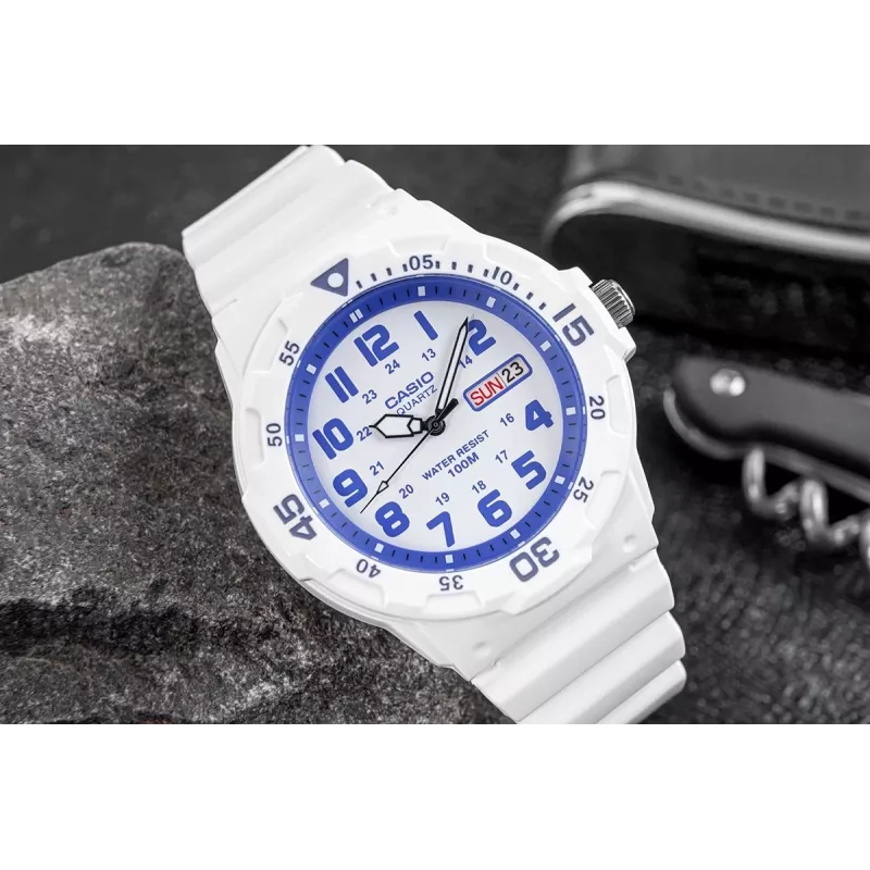 Relógio de homem CASIO MRW200HC7B2VD quartzo analógico com indicação de data e dia da semana, 100 m de resistência à água, bracelete de resina, mostrador branco, luneta azul/vermelha