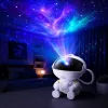 Projetor de astronauta sentado com céu estrelado e nébula HQ com cabeça rotativa 360° e controlo remoto branco