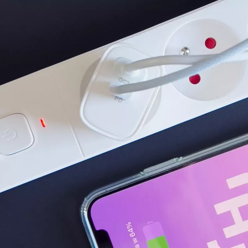 Carregador rápido JOYROOM USB-A QC3.0 / USB-C PD 20W branco (L-QP2011)