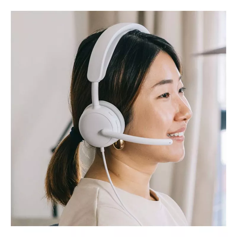 Headset on-ear Logitech Zone Wired 2 USB-C com microfone de arco com cancelamento de ruído, branco-sujo