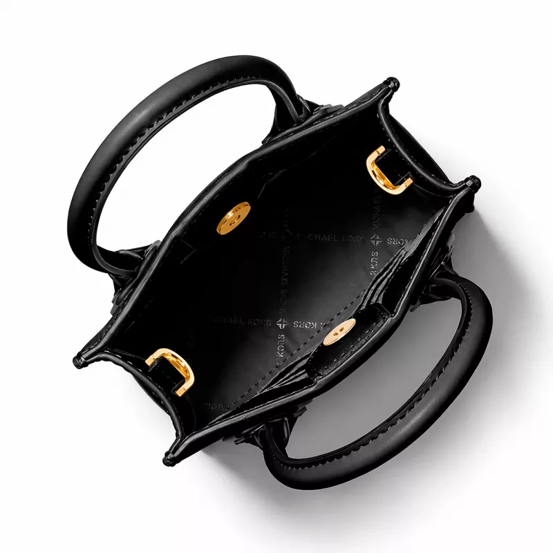 Mala transversal Michael Kors Jet Set Travel, preta, tela revestida com assinatura e detalhes em pele, ferragens douradas, 15 cm x 17 cm x 6 cm